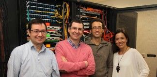 Matemáticas contra la epilepsia: Ingenieros informáticos de la CEU-UCH diseñan un algoritmo matemático que predice los ataques epilépticos con veinte minutos de antelación Los profesores del Grado en Ingeniería Informática de Sistemas de Información de la CEU-UCH Javier Muñoz, Francisco Zamora, Juan Pardo y Paloma Botella.
