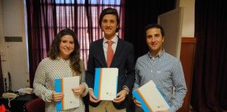 Farmacia entrega el premio al Mejor Trabajo Fin de Grado 2013-2014 al antiguo alumno Roberto Gimeno por su Estudio sobre Hábitos alimentarios de estudiantes universitarios