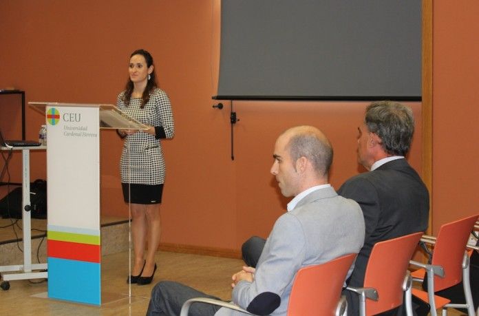 Marta González Cari, durante la defensa de su tesis doctoral en la CEU-UCH.