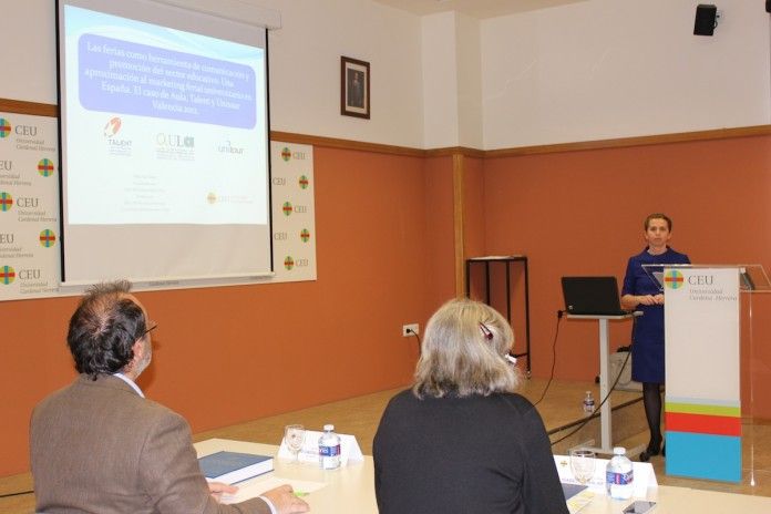 Zulema Muñoz, del Serivio de Marketing de la CEU-UCH, durante la defensa de su tesis doctoral sobre marketing ferial universitario.
