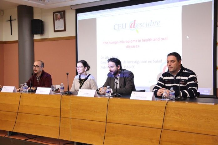 El profesor Enric Poch, los doctores Áurea Simón y Álex Mira, y el profesor Salvatore Sauro, en CEU Descubre.