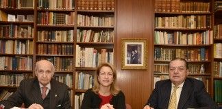 La Fundación Valenciana de Estudios Avanzados y la CEU-UCH colaborarán en formación, divulgación e investigación científica Santiago Grisolía, la rectora Rosa Visiedo, y Vicente Boluda, presidente de FVEA, durante la firma del convenio, celebrada esta mañana.