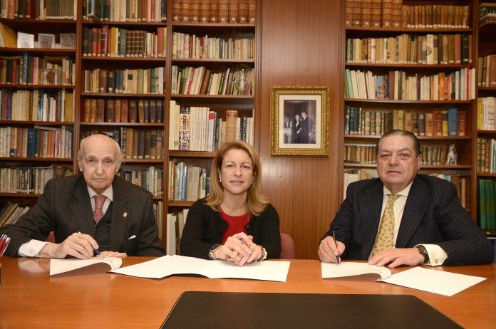 Santiago Grisolía, la rectora Rosa Visiedo, y Vicente Boluda, presidente de FVEA, durante la firma del convenio, celebrada esta mañana.