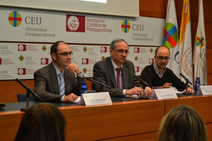 En el centro, el doctor Muñoz Terol, junto a los profesores de la CEU-UCH Ignacio Pérez y Enric Poch, durante su participación en el ciclo CEU Descubre.