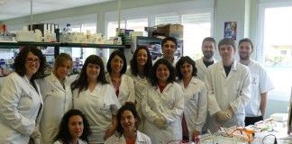 Investigadores de la CEU-UCH y las Universidades de Glasgow y Edimburgo descubren que las bacterias pueden infectar nuevas especies más fácilmente de lo que se pensaba José Penadés y David Viana junto a los investigadores de la CEU-UCH, las Universidades de Glasgow y Edimburgo y el IVIA, participantes en la investigación.