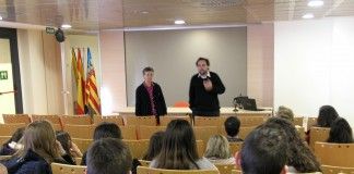 Una representante de Manos Unidas imparte una charla a los alumnos de Magisterio de la CEU-UCH de Castellón