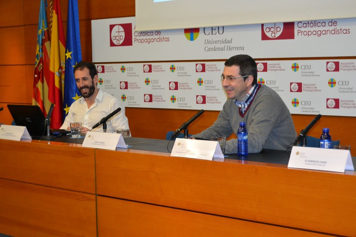El director del Departamento de Ciencias Físicas, Matemáticas y de la Computación de la CEU-UCH, Juan Pardo, durante la presentación de la ponencia de Óscar Padial.