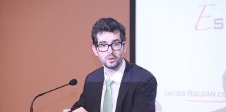 Alumnos de grado y posgrado en Odontología de la CEU-UCH asisten a un Curso de Estética Dental con el Dr. Javier Roldán