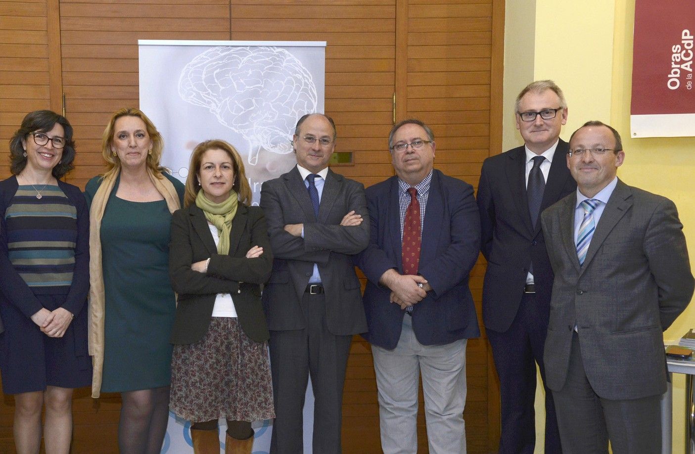 La rectora de la CEU-UCH, Rosa Visiedo; el director de la Fundación Grupo Hospitales NISA, Joaquín Montenegro, y el doctor José Piquer, titular de la Cátedra de Neurociencias, junto a representantes de la Facultad de Ciencias de la Salud de la CEU-UCH y del Grupo Hospitales NISA durante la presentación de la Cátedra.