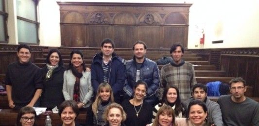 La profesora de la CEU-UCH Susana Sanz (en primera fila, segunda por la izda.), junto a los juristas latinoamericanos asistentes al curso en la Universidad de Perugia (Italia).