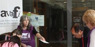 Estudiantes y profesores de la CEU-UCH apoyan la iniciativa legislativa popular para la protección social de las personas enfermas de fibromialgia