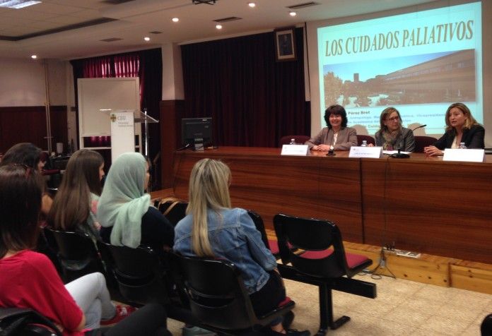 Encarna Pérez, la vicedecana de Enfermería Loreto Peyró y la profesora Isabel Serra, en la presentación de CEU Descubre.