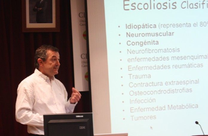 El profesor Julio Doménech, durante su participación en el ciclo CEU Descubre.