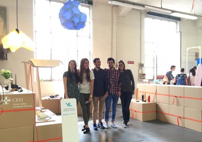 Los estudiantes del Máster en Diseño de Producto de la CEU-UCH, durante el montaje del stand con sus trabajos en I Saloni, el Salón del Mueble de Milán.