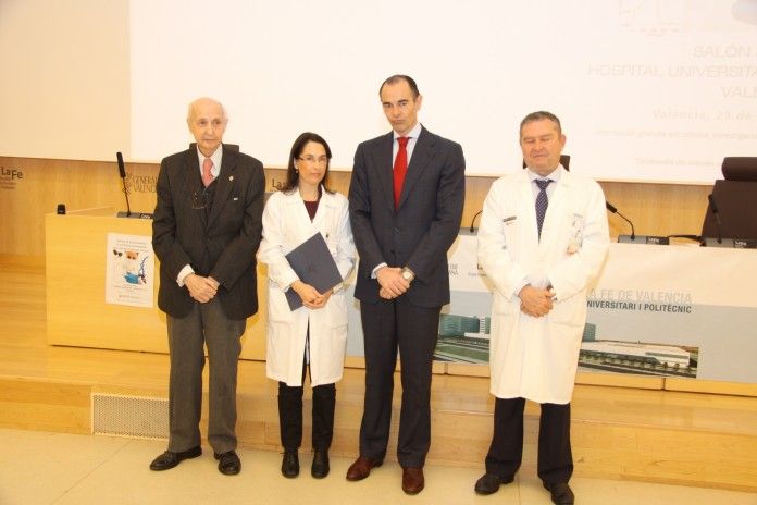 La directora del Departamento de Enfermería de la CEU-UCH, Maribel Mármol, junto a Santiago Grisolía y el conseller Manuel Llombart.
