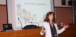 La delegada veterinaria de Royal Canin ha ofrecido, en la CEU-UCH, una ponencia sobre nutrición adaptada en perros y gatos