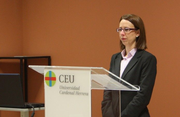 Águeda Garrido, durante la defensa de su tesis doctoral en la CEU-UCH sobre el tratamiento informativo de la mujer inmigrante.