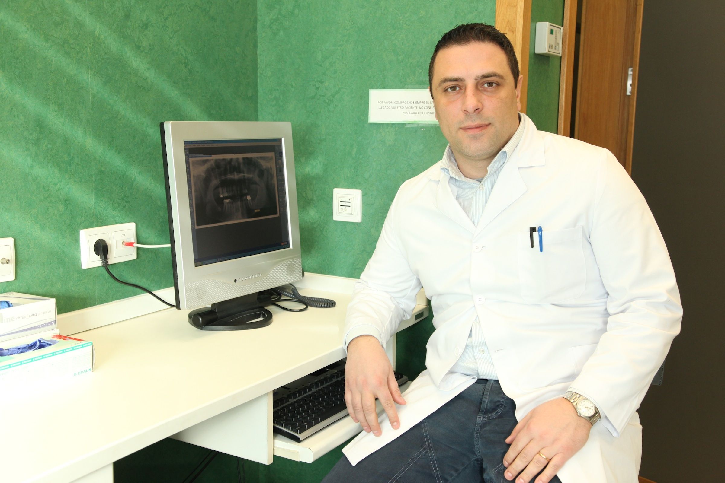El investigador Salvatore Sauro, profesor del Grado en Dentistry (Odontología bilingüe) de la CEU-UCH.