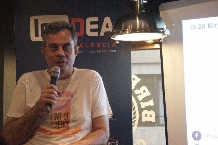 El decano de la Facultad de Veterinaria Santiago Vega, durante su intervención en Pint of Science.