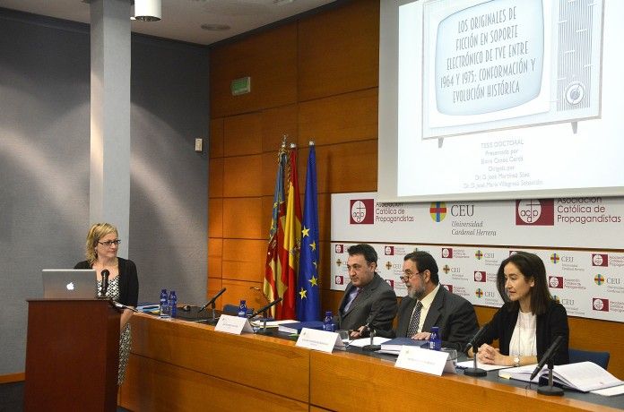 La profesora de Comunicación Audiovisual de la CEU-UCH Elvira Canós, durante la defensa de su tesis doctoral.