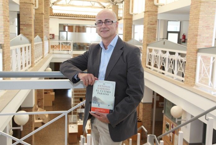 Antonio Garrido, profesor del Máster en Diseño de Producto de la CEU-UCH, con su nueva novela 