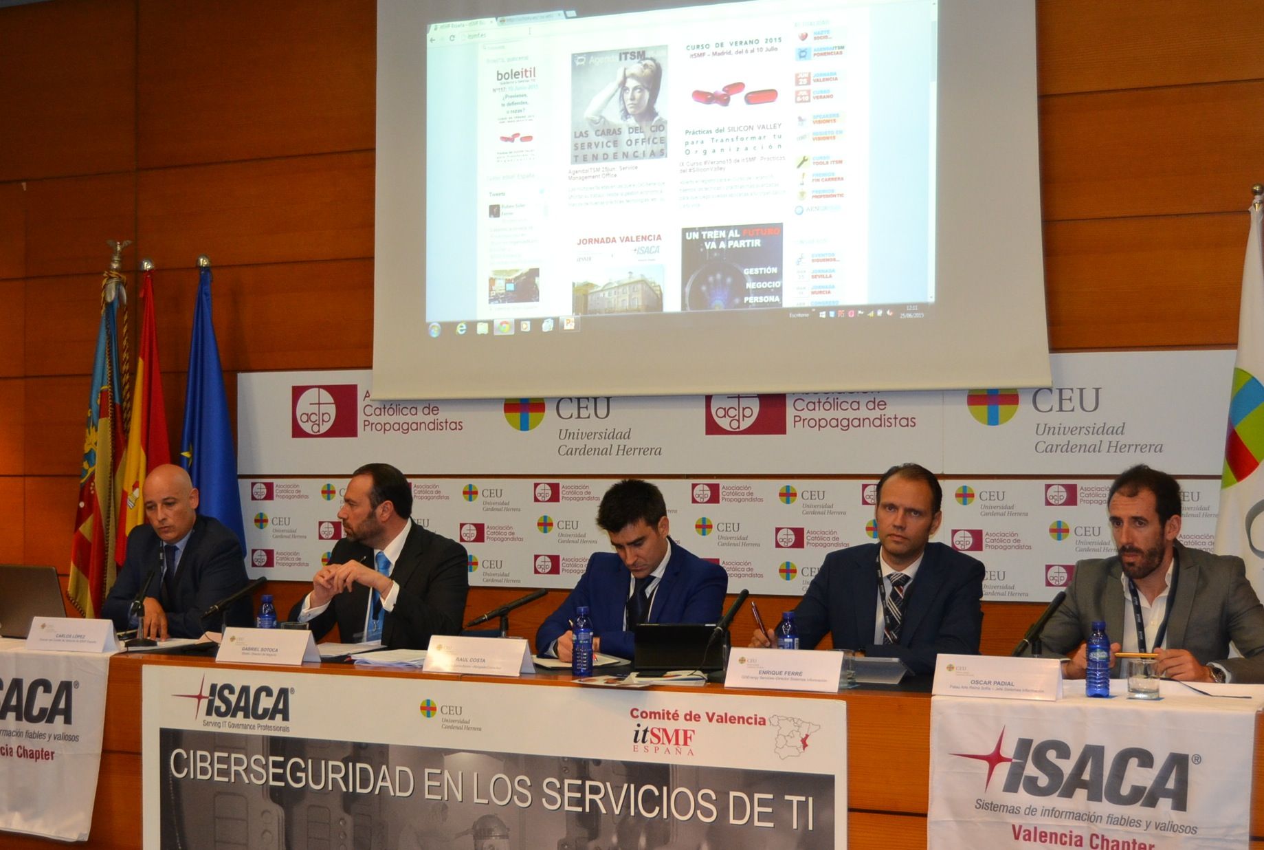 Los ponentes de la mesa redonda final de la Jornada sobre Ciberseguridad de ISACA e itSMF, celebrada en la CEU-UCH.