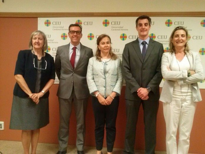 La directora de la tesis, Isabel de Salas, los miembros del tribunal David Calatayud, Palma Peña y María López-Trigo, junto al nuevo doctor Javier Puchades.