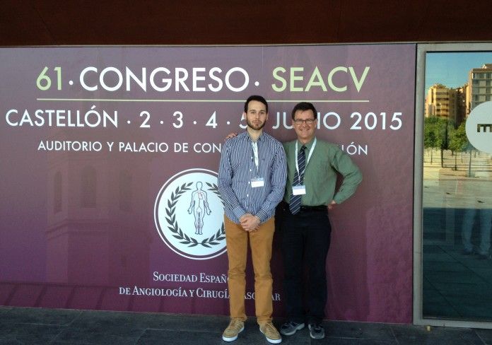 El alumno de Medicina de la CEU-UCH Ernesto Muñoz y el profesor Enrique Rodilla, en el 61º Congreso de la SEACV.