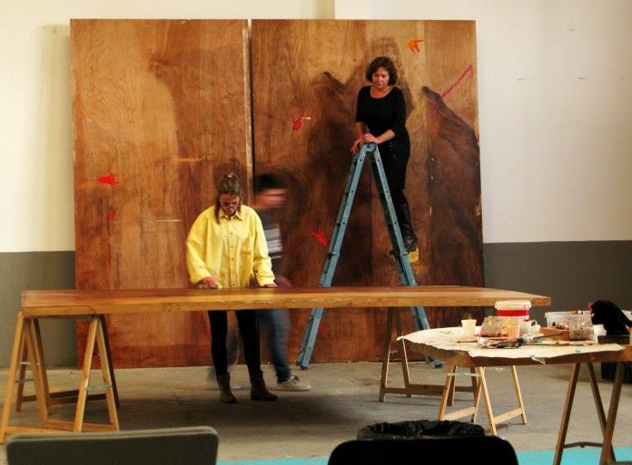 La profesora Marusella Granell, trabajando con los estudiates de CEU Arte en el CEULab de la CEU-UCH.