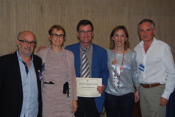De izq. a dcha., los profesores de Medicina de la CEU-UCH Miguel Beltrán, Marisa Peris y Enrique Rodilla, premiado por la SMICV.