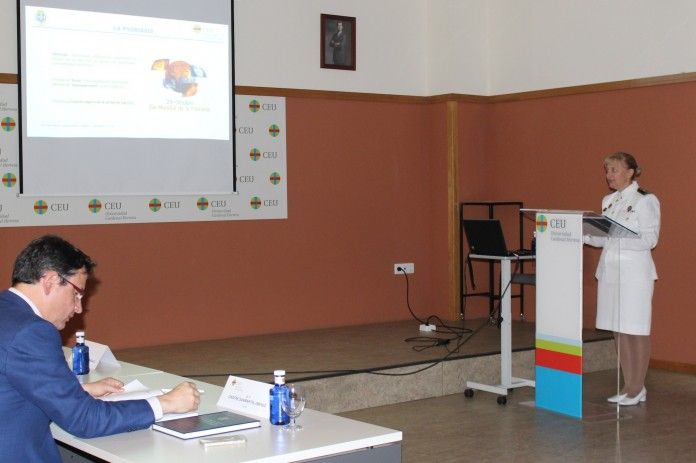 La doctora Isabel Hernández García, durante la defensa en la CEU-UCH de su tesis doctoral sobre el impacto de la psoriasis en la calidad de vida.