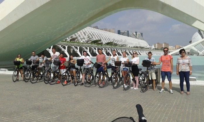 Uno de los grupos de estudiantes internacionales de la CEU-UCH, durante el tour en bici por Valencia de los cursos de español en agosto.