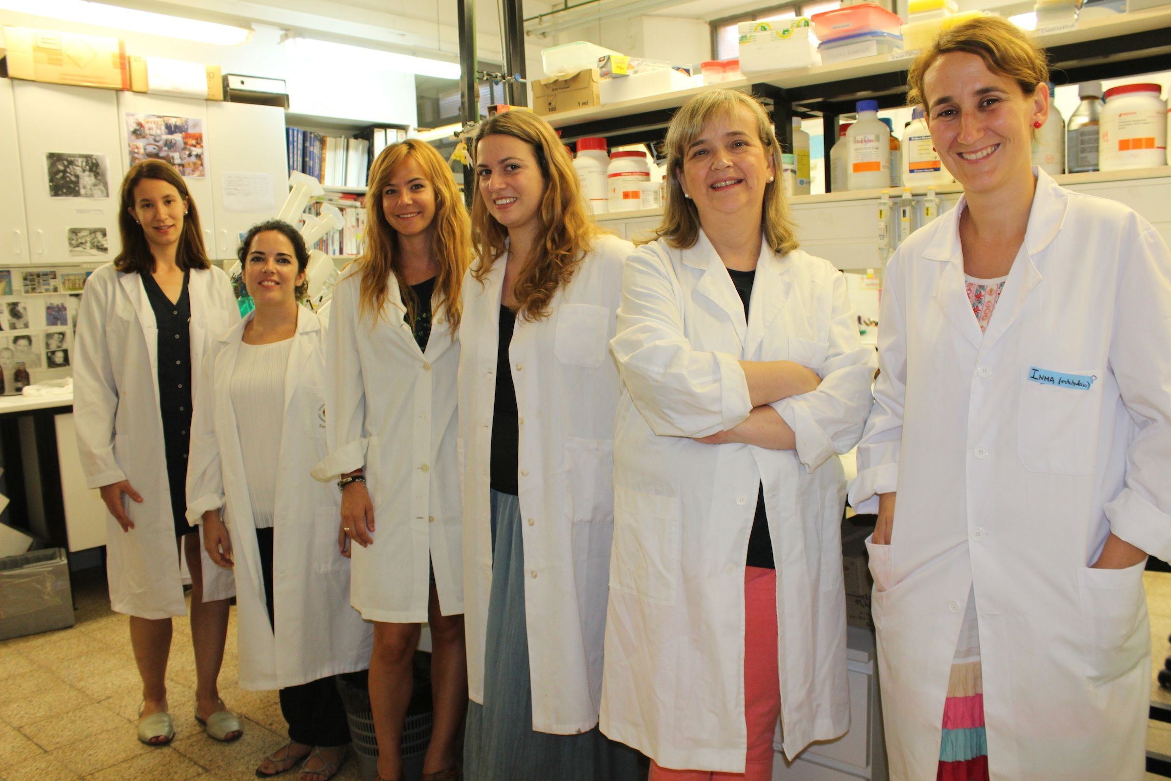 La profesora de Farmacia de la CEU-UCH María Miranda (segunda por la dcha.), junto a las integrantes del Grupo “Estrategias terapéuticas en patologías oculares” de la CEU-UCH.