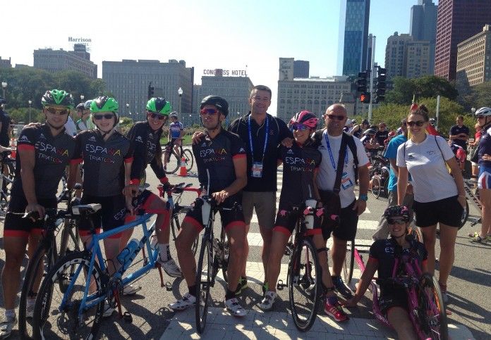 En el centro, el profesor de la CEU-UCH Javier Martínez Gramage, junto a triatletas y paratriatletas del equipo español, este fin de semana en el campeonato mundial de Chicago.
