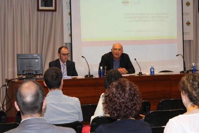 El adjunto al Vicerrectorado de Investigación, Ignacio Pérez, y el jefe del Servicio de Política Científica de la GV, Vicente Puchades, hoy en la CEU-UCH.
