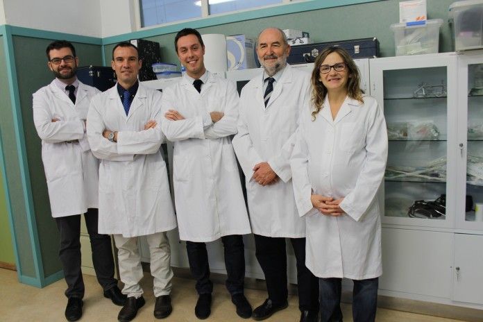 Los investigadores en Fisioterapia de la CEU-UCH Juan José Amer, Juan Francisco Lisón, Vicent Benavent, Pedro Rosado y Eva Segura, autores del estudio publicado por Physiotherapy.