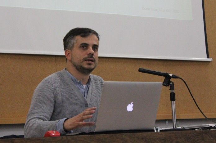 El diseñador de producto Óscar Díaz, en su conferencia para los estudiantes de la CEU-UCH.