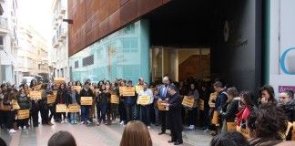 La CEU-UCH ‘se viste’ de naranja en el Día Internacional de la Eliminación de la Violencia contra la Mujer