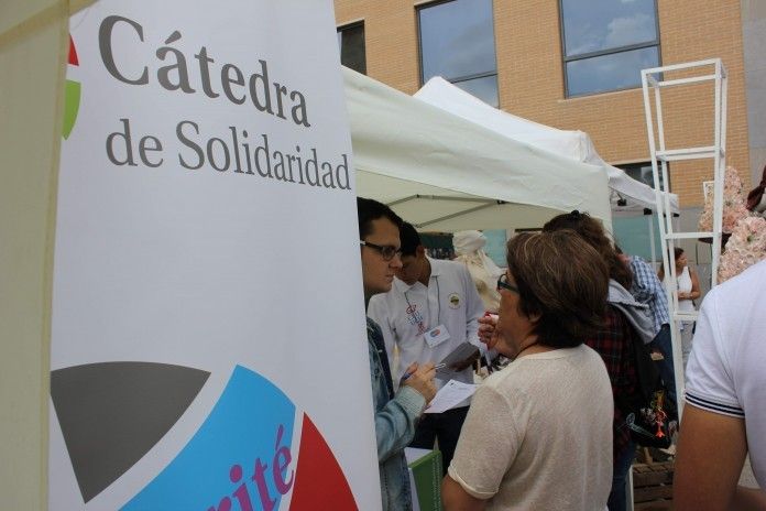 alumnos-stand-solidaridad-696x464