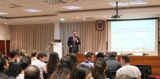 El jefe del servicio de Reumatología de La Fe ha destacado, en la CEU-UCH, que la artritis reumatoide “es la segunda causa más frecuente de consulta médica”