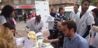 Alumnos de Enfermería de la CEU-UCH de Elche, en el Día Mundial de la Diabetes