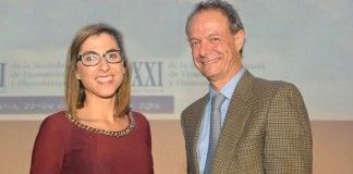 La profesora de la CEU-UCH, Mariam Ibáñez, premiada por la Sociedad Española de Hematología y Hematoterapia La profesora de la CEU-UCH Mariam Ibáñez recibe el premio de manos de José María Moraleda, presidente de la FEHH.