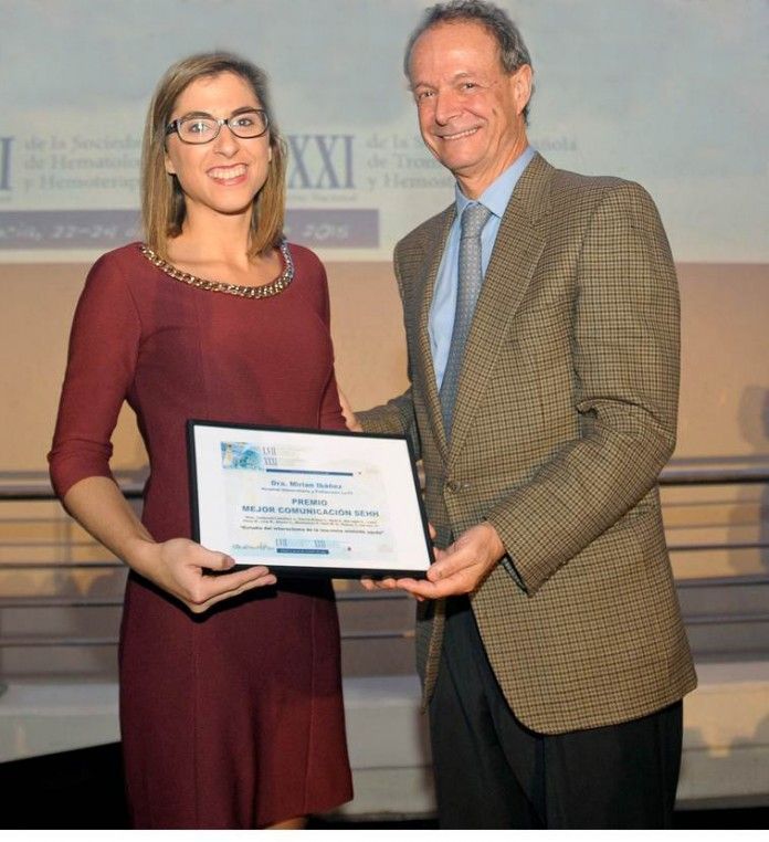 La profesora de la CEU-UCH Mariam Ibáñez recibe el premio de manos de José María Moraleda, presidente de la FEHH.