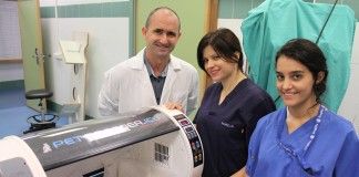Profesores de Veterinaria de la CEU-UCH devuelven a un pato del Refugio de Cádiz la posibilidad de caminar y nadar
