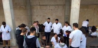 Más de un centenar de estudiantes de la Universidad CEU Cardenal Herrera enseñan reanimación cardiopulmonar a los ciudadanos de Castellón