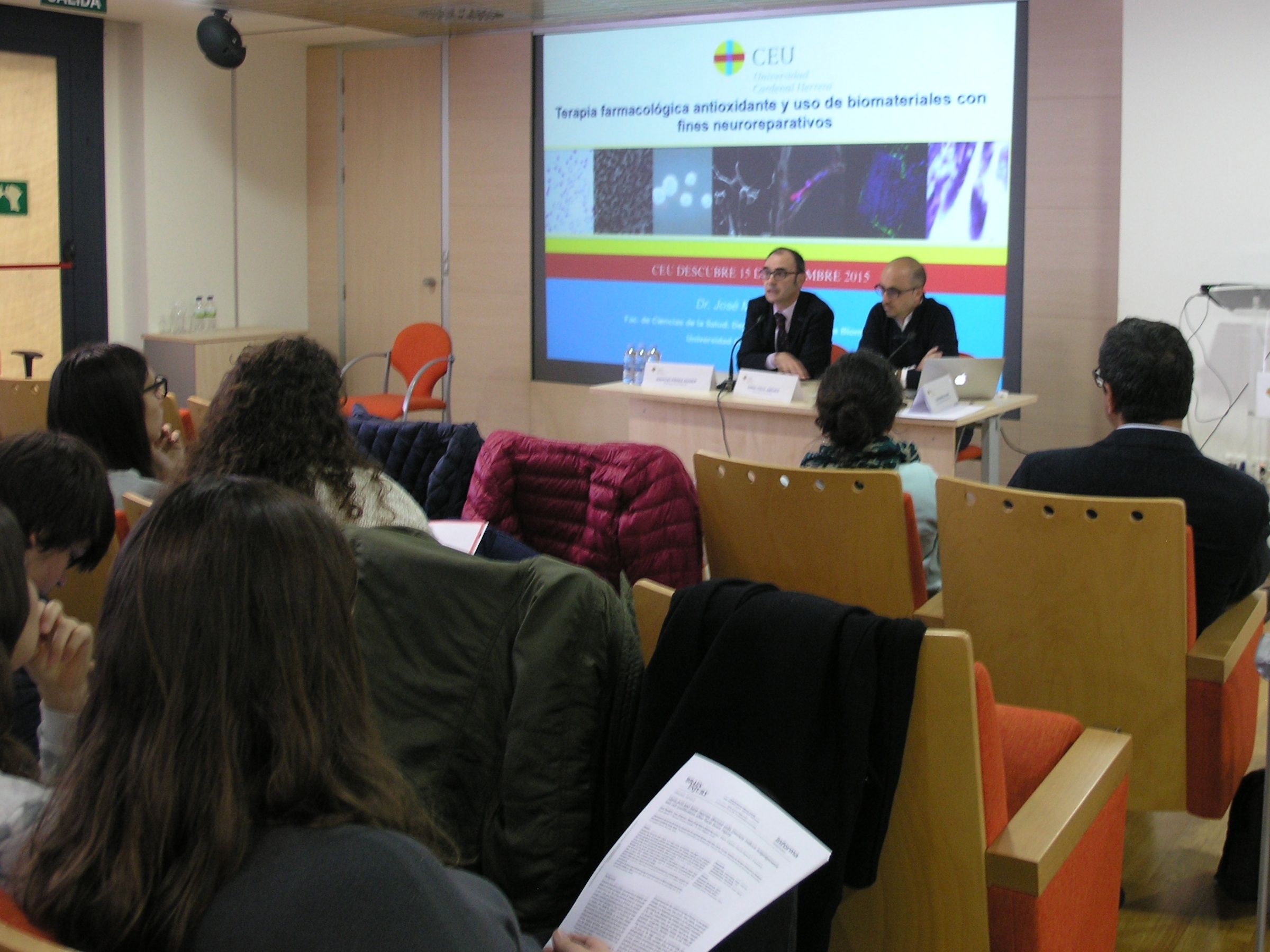 El vicerrector de Investigación Ignacio Pérez Roger y el profesor Enric Poch, coordinador de CEU Descubre, en la presentación de la sesión celebrada en la CEU-UCH de Castellón.
