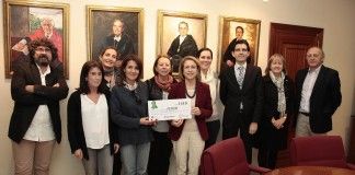 La CEU-UCH entrega a FEDER-CV un talón solidario para apoyar la investigación de las enfermedades raras