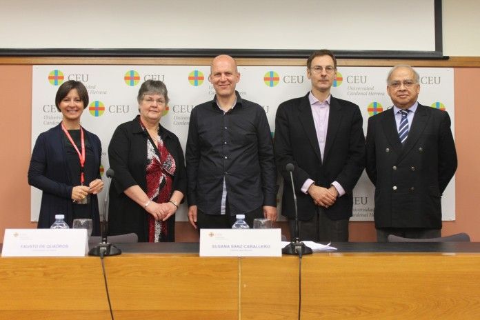 La catedrática de la CEU-UCH, Susana Sanz, junto a los profesores Erika Howard (Reino Unido), Pierluigi Simone (Italia), Patrick Bretzer (Alemania) y Fausto de Quadros (Portugal), en la III International Week de la Facultad de Derecho, Empresa y Ciencias Políticas de la CEU-UCH.