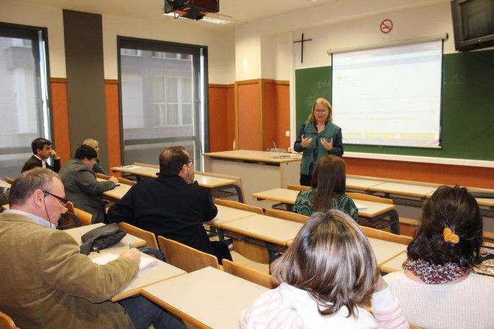 La profesora de la USP-CEU Karen Sanders, durante la presentación del CITEC en la CEU-UCH.