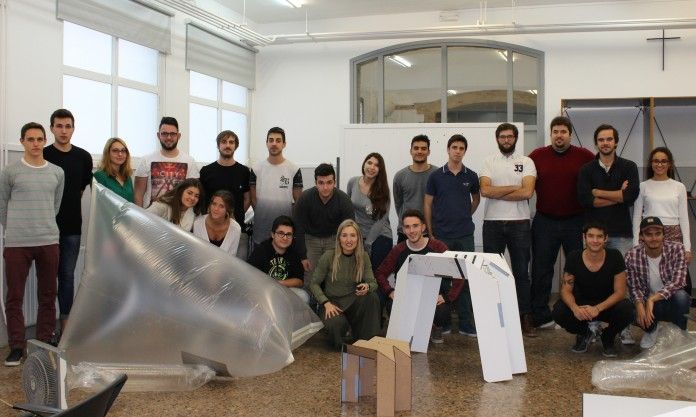 Esther Rivas, junto a los estudiantes de la ESET participantes en el taller de estructuras desplegables.